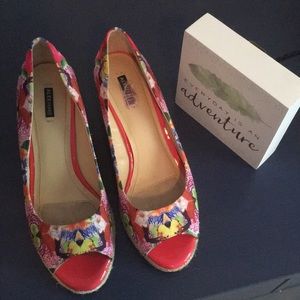 Open toe flower wedges